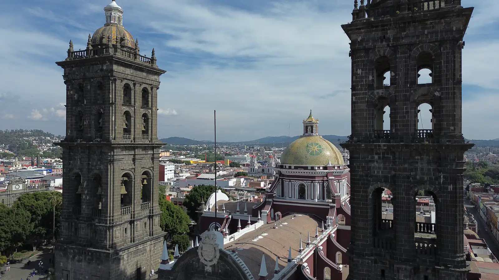 La Catedral de Puebla y el centro histórico vistos desde un dron